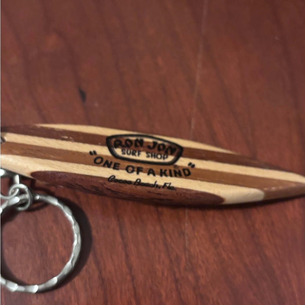 NWT Surfer 🏄 Cool Ron Jon Surf Shop Wooden Surfboard Keychain - Picture 3 of 4